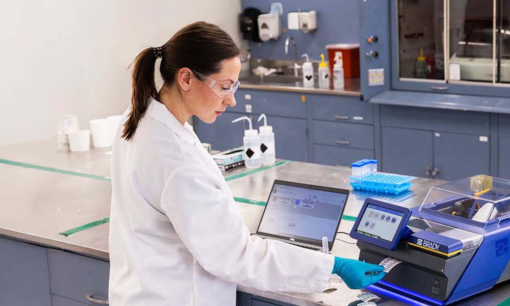 A chemist prints a label using the J7300 inkjet printer and Brady Workstation.